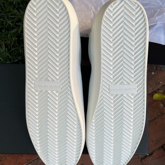 Banana Republic white, casual, leather sneaker in 11M. - Picture 13 of 16